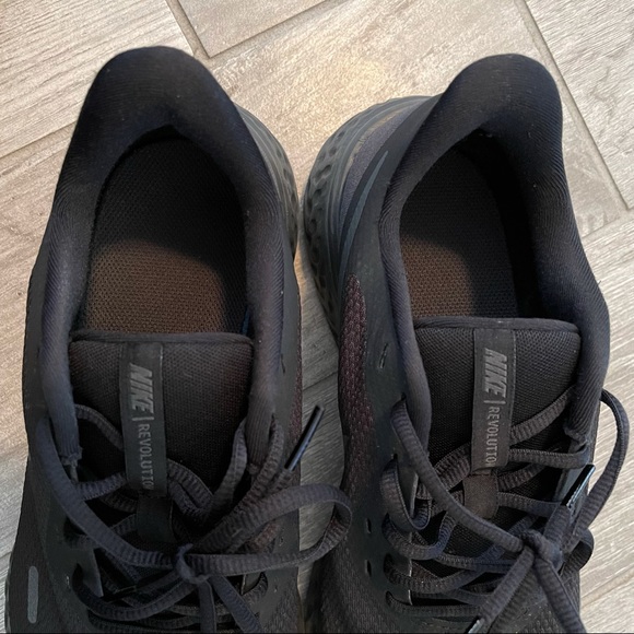 Nike Men's Revolution 5 - All Black - Picture 4 of 11